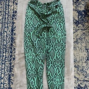 LiCi Fit Boa v-cut scrunch leggings size L